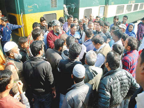 garib rath stand for 7 hour, tourist protest