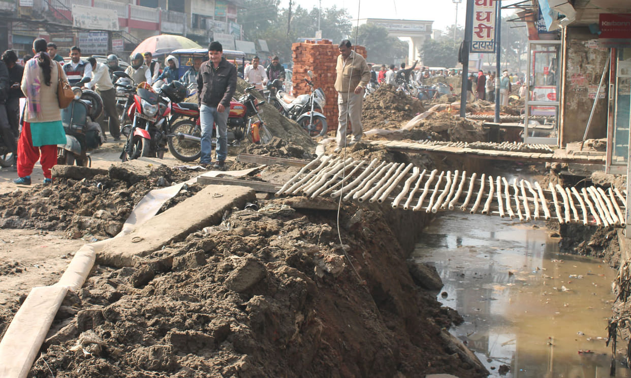 Work on the road, the city seems to be jammed
