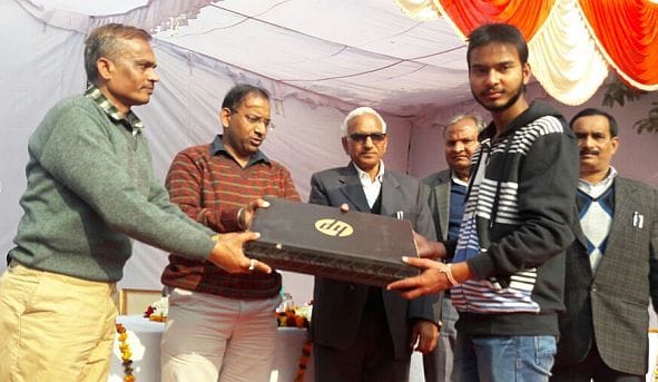 113  student met laptop.