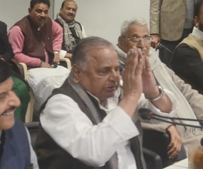 mulayam singh yadav praises modi but with criticism.