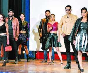 Scatter the students participated in the fashion show