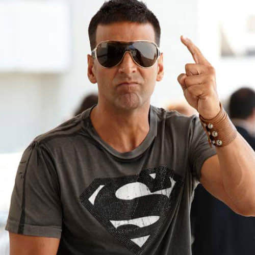akshay kumar is trying to smell his own shoe
