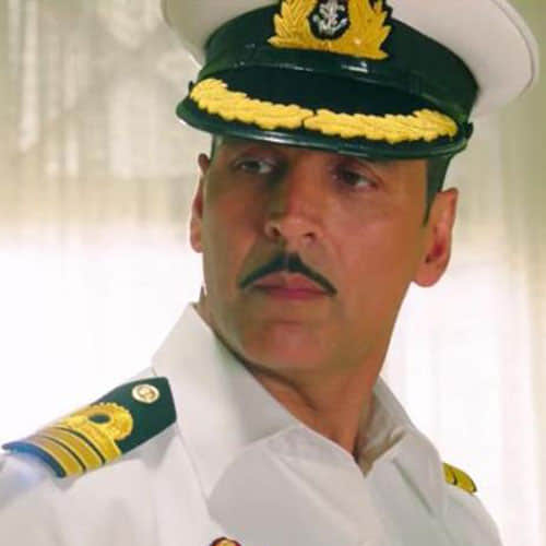 akshay kumar is trying to smell his own shoe