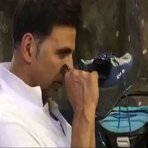 akshay kumar is trying to smell his own shoe