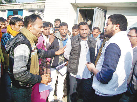 Villagers against the panchayat secretary opened the front