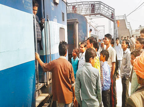 Sealdah Express arrived ten coach Kanchausi