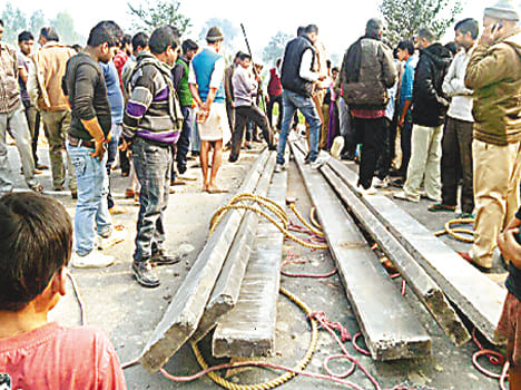Trolley overturns Two killed, six injured