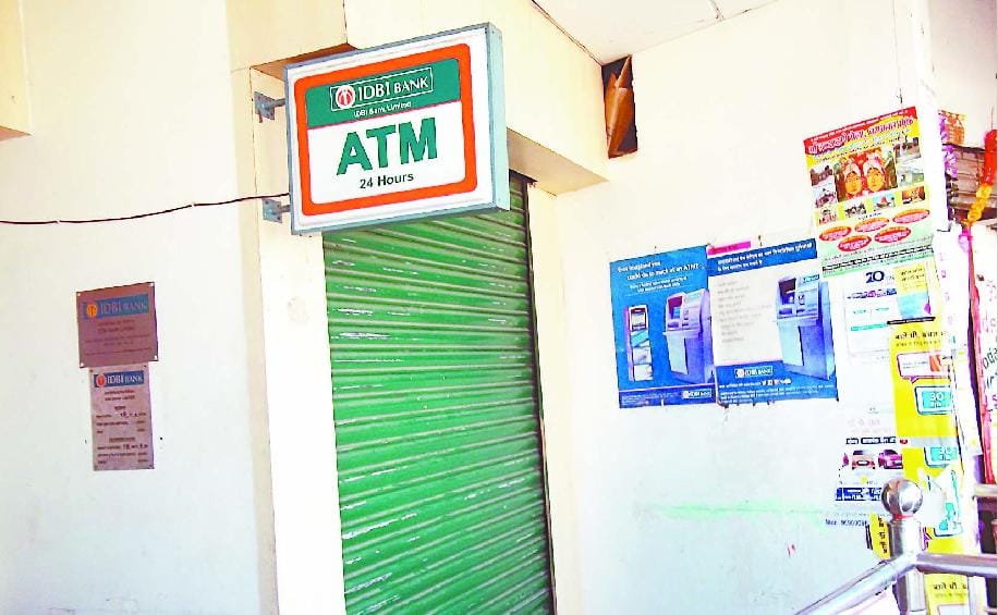 Banks less crowded, but the shortage of cash