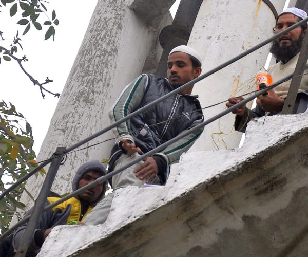 youths tries to commit suicide in lucknow