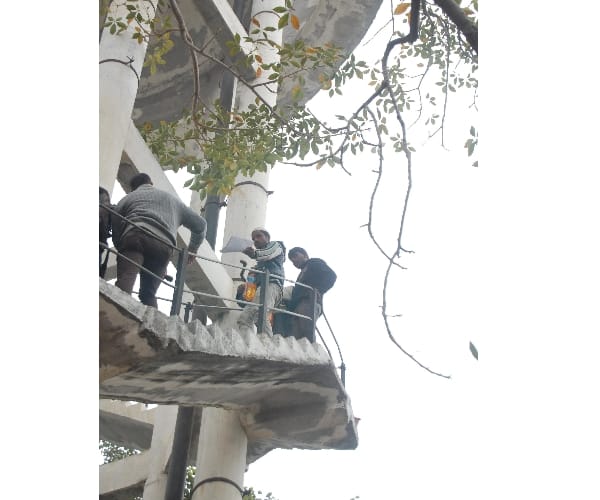 youths tries to commit suicide in lucknow