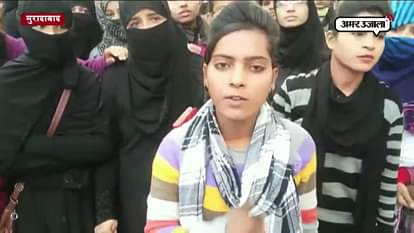 Girls protest for laptop in Moradabad