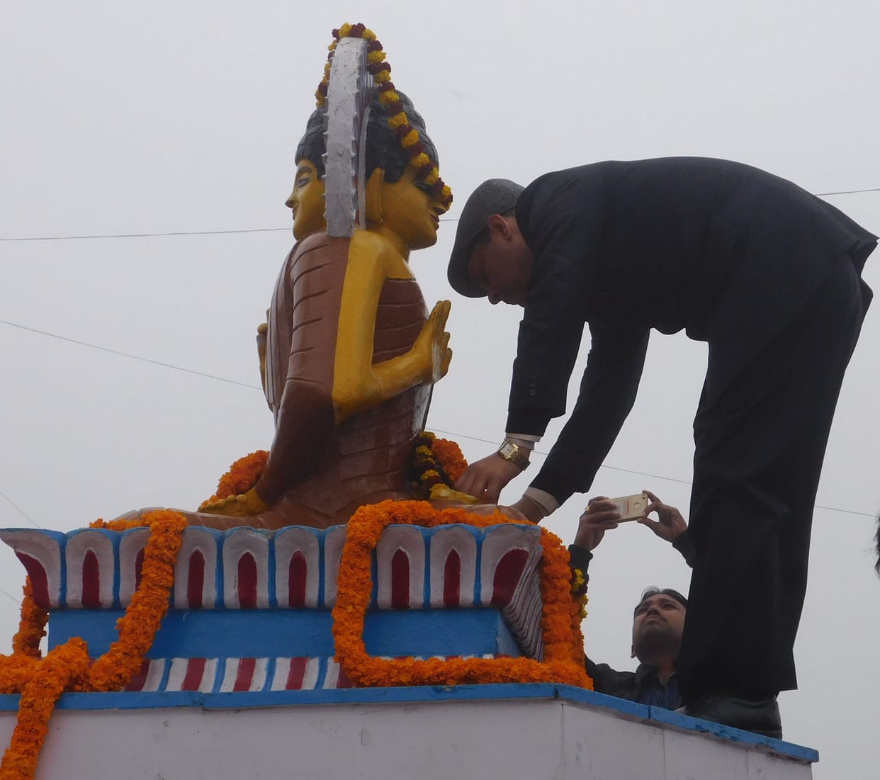 Shoe wearing and offer flowers, not punishment Stupa