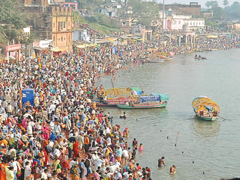 Paush Lakhaen devotees took a dip on New Moon