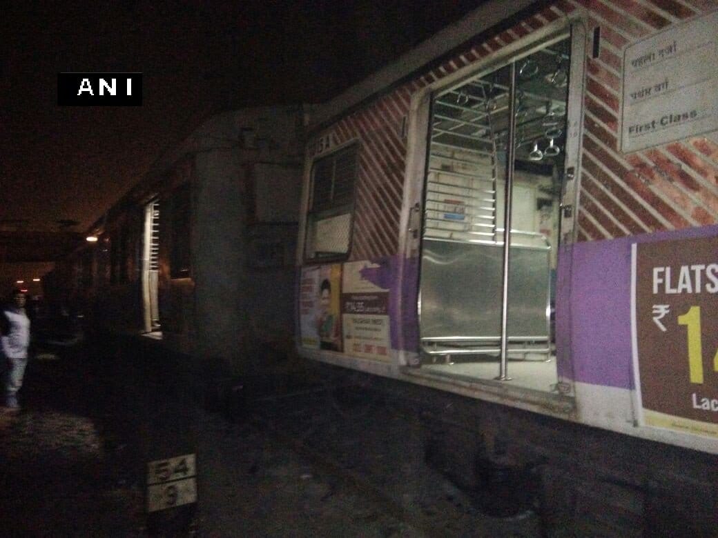  Mumbai 5coaches of Kurla-Ambernath local derailed