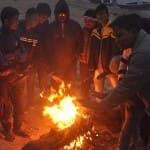 अलाव तापते लोग