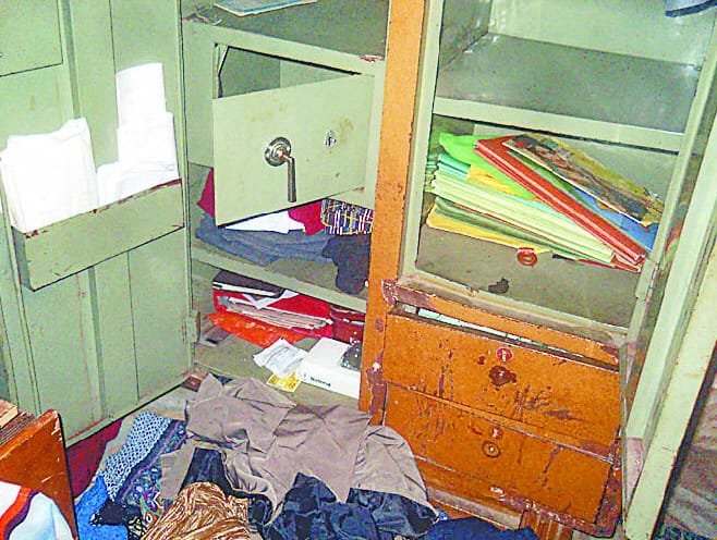 प्रापर्टी डीलर के घर से 3.5 लाख रुपये  चोरी
