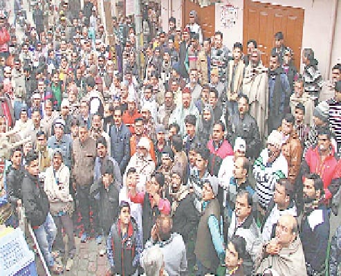 vyapari ke bete ko goli marne ke virodh mein jaam
