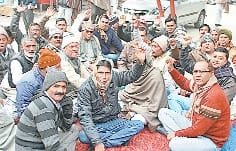 ameenon ne dharna diya