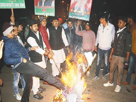 Spai took to the streets, burnt effigies of Shivpal-Amar