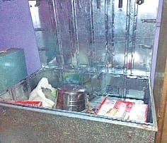 do makanon mein lakhon ki chori