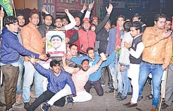 lucknow par najrein, netaon ki saansein atkin