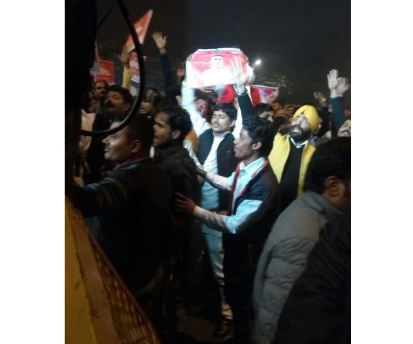akhilesh yadav supporters make ruckus in Lucknow.