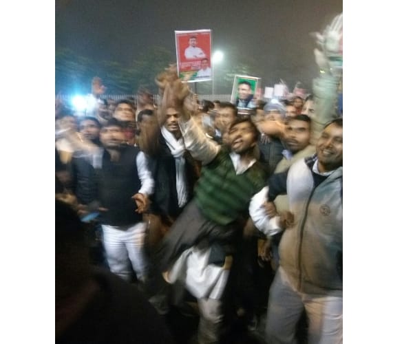 akhilesh yadav supporters make ruckus in Lucknow.