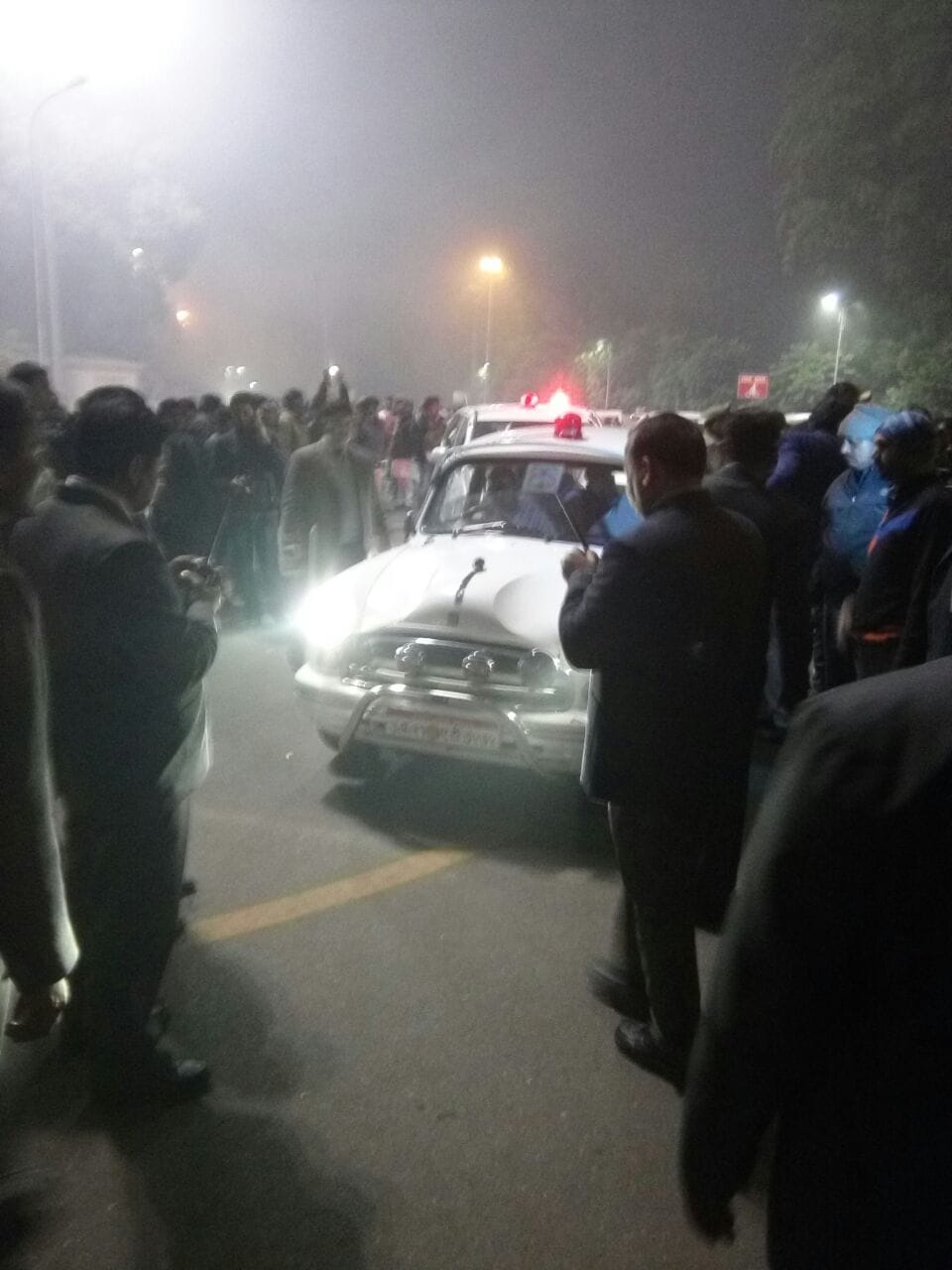 akhilesh yadav supporters make ruckus in Lucknow.