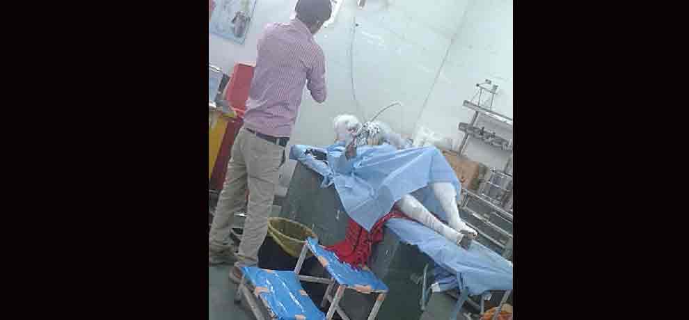 blast in illegal crackers in delhi two injured