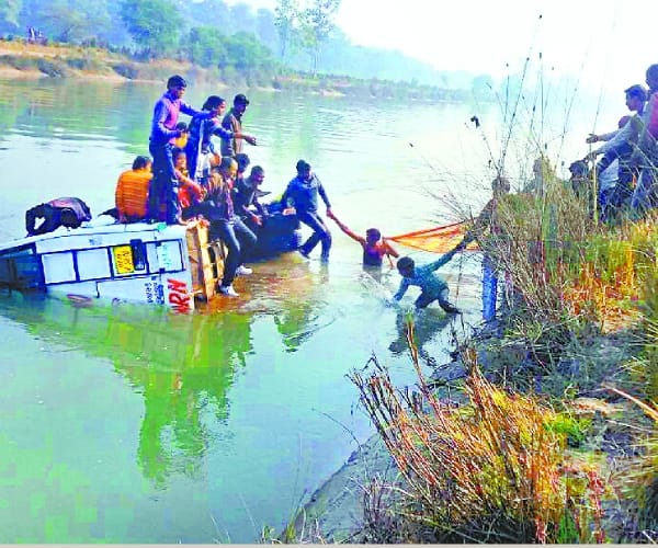 bus accidently jumped in a canal in sitapur
