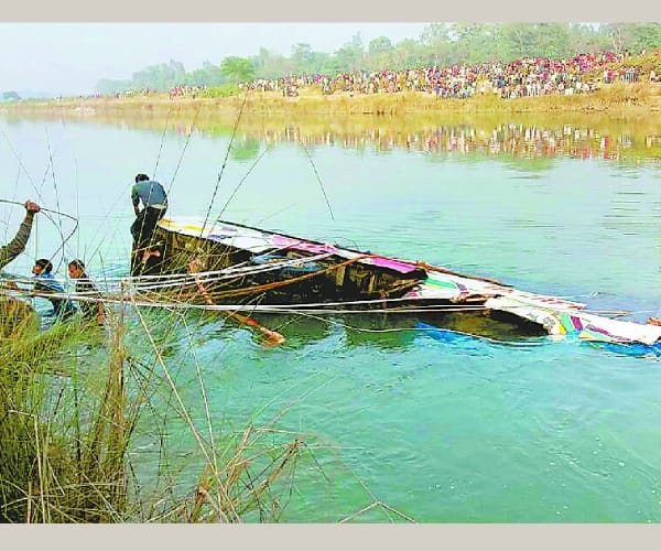 bus accidently jumped in a canal in sitapur