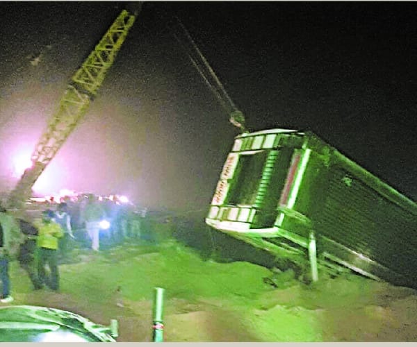 bus accidently jumped in a canal in sitapur