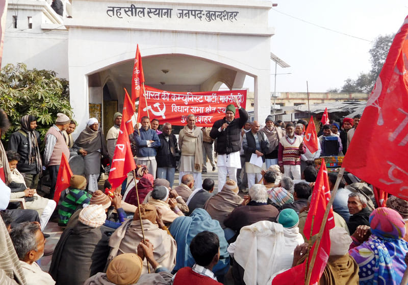 Left out on the road against cashless