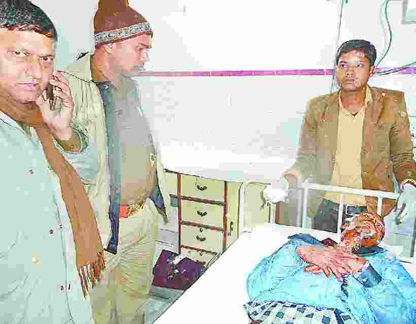 driver cut neck of a young man money, mobile and e-rickshaws looted