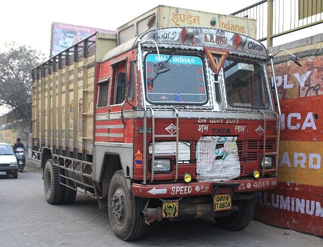 Meerut woman died from the collision of trucks on the road
