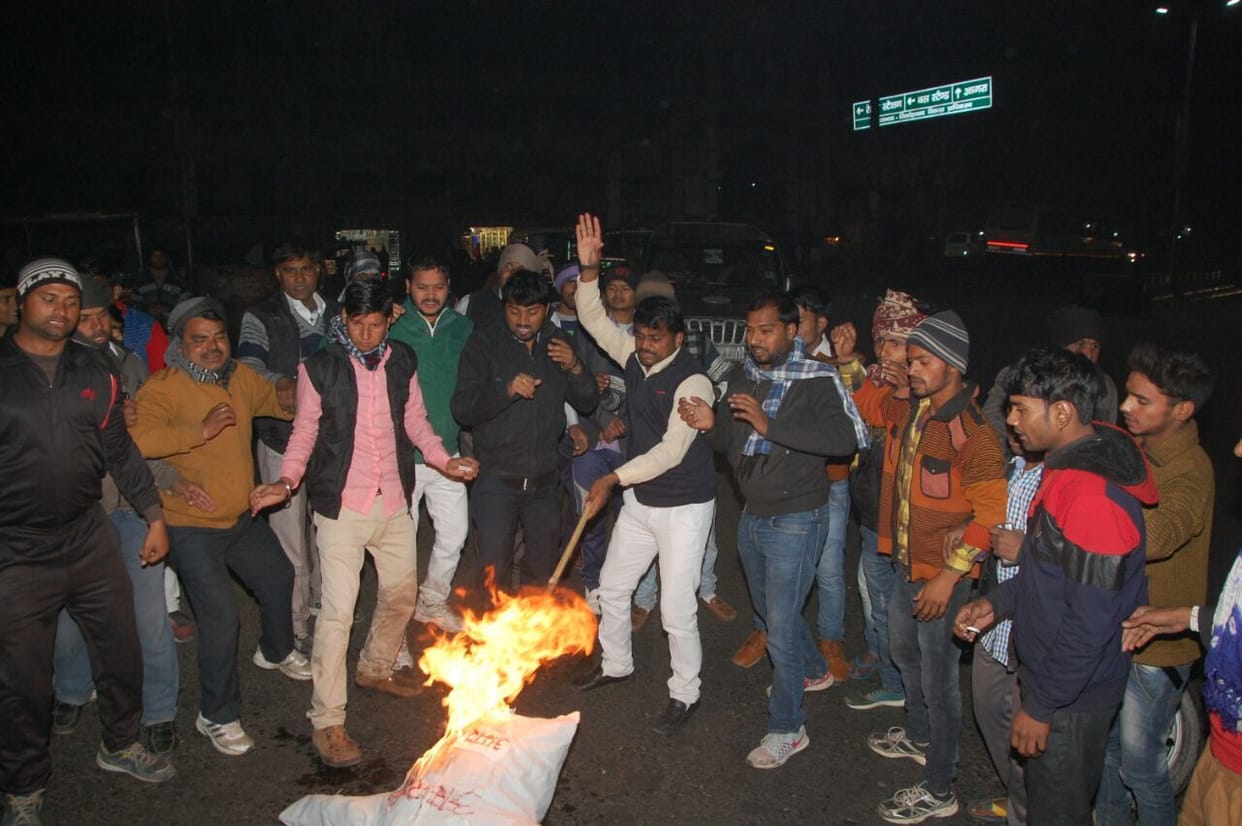 Akhilesh supporters took to the street, burned an effigy of Amar Singh