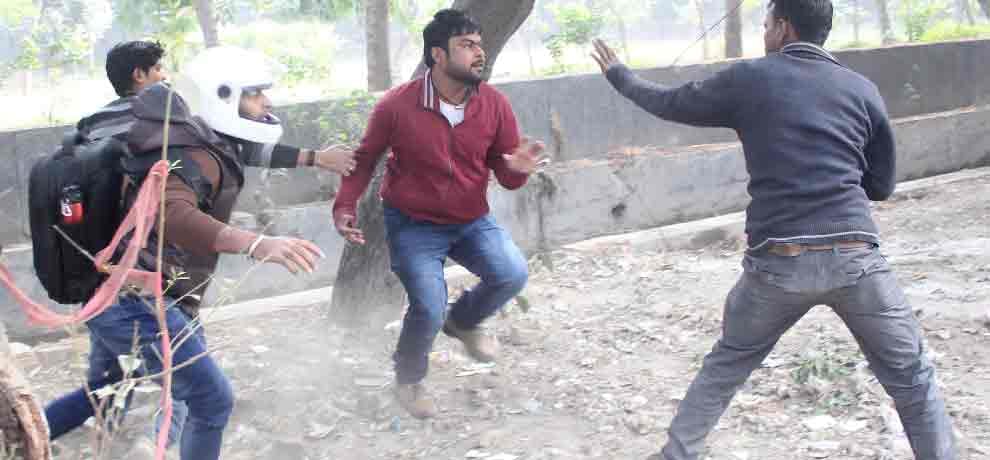 goons beaten cycle driver in noida in front of police station 