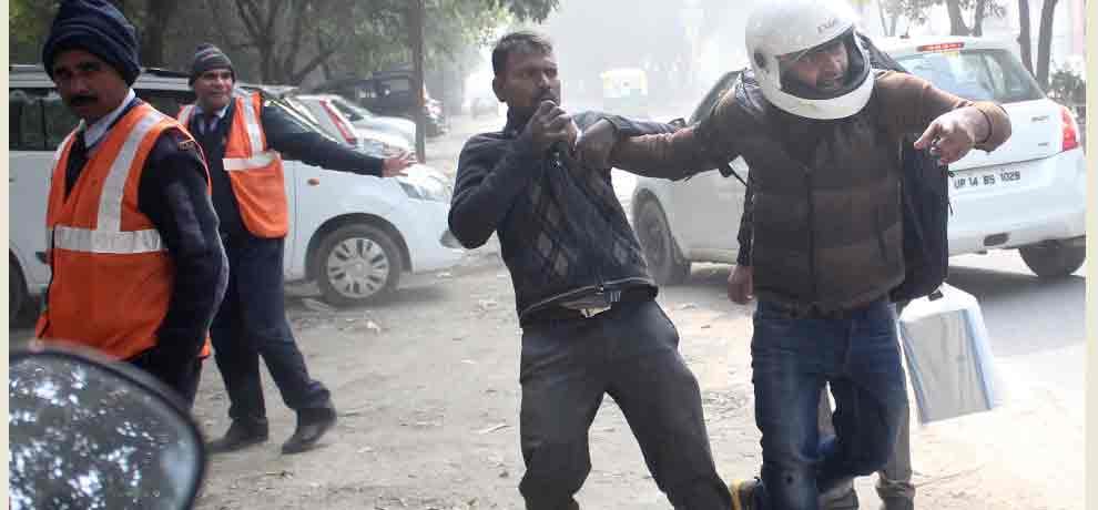 goons beaten cycle driver in noida in front of police station 