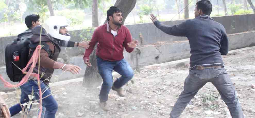 goons beaten cycle driver in noida in front of police station 