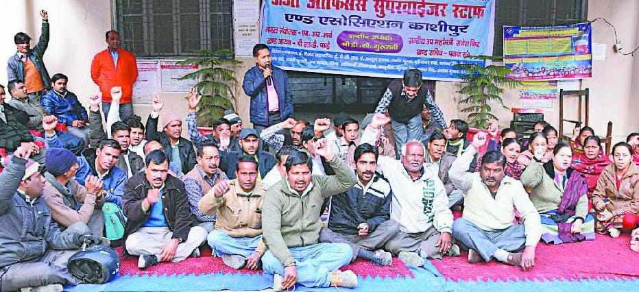 Roared against privatization officials, employees