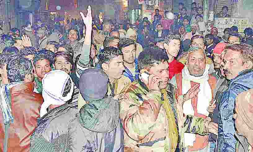 Murder of a young man outside mosque, and two bikes set ablaze khokha