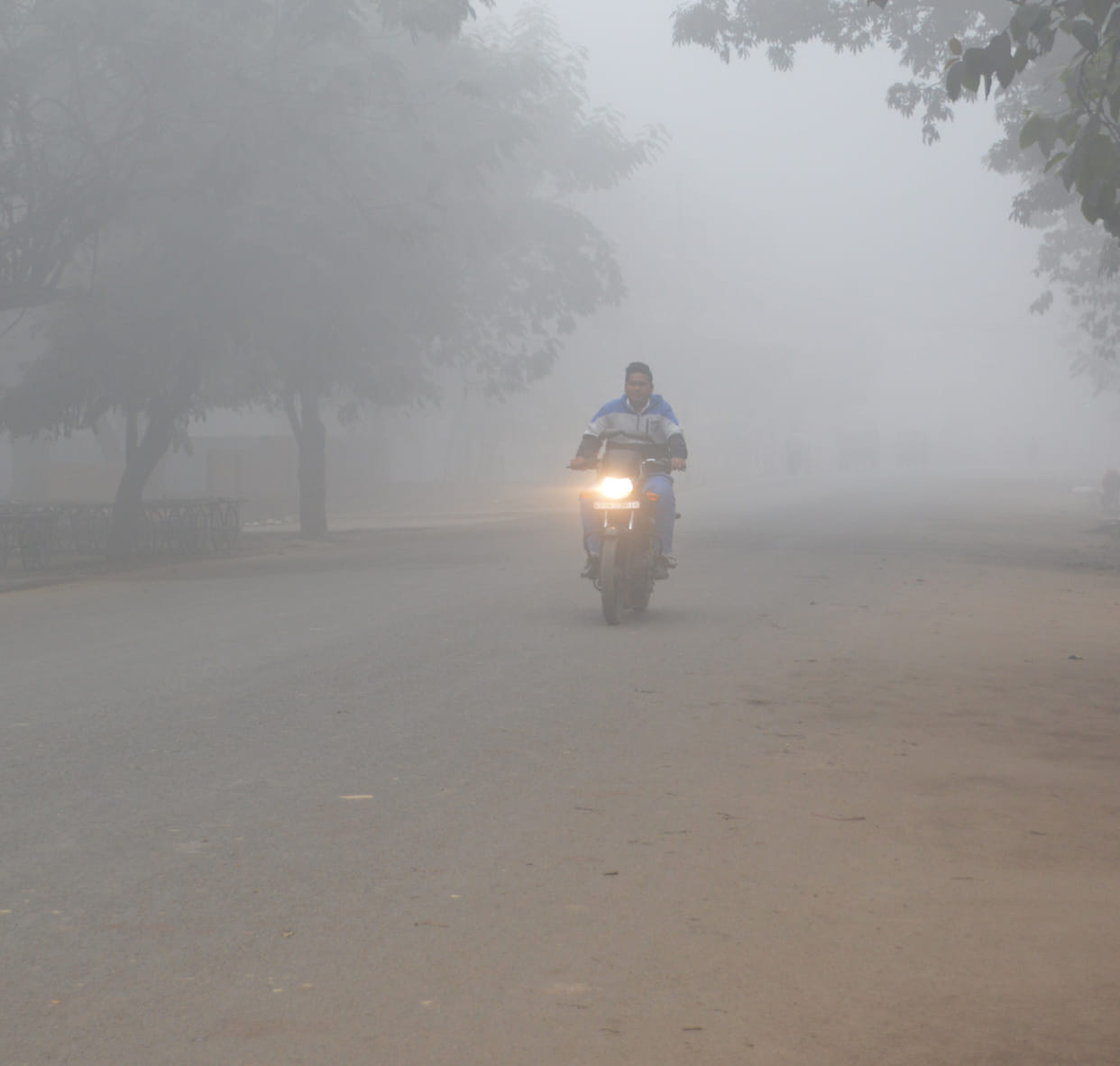 Hidden in the mist sun, people Kanpe
