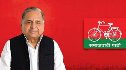 Mulayam becomes helpless in front of akhilesh yadav.
