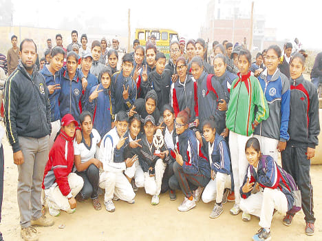 Rampur and Jhansi women's men won the match in