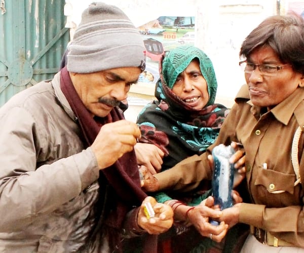 family tried to commit suicide infront of lucknow vidhan sabha
