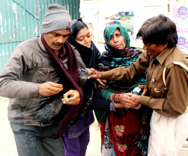 family tried to commit suicide infront of lucknow vidhan sabha