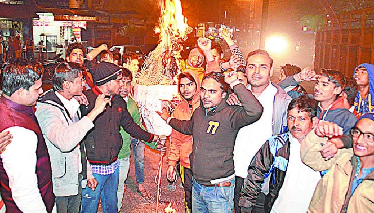 Akhilesh support, burnt effigies of Shivpal