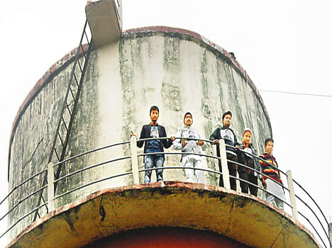 Spai climbed up the water tank, the two-hour drama