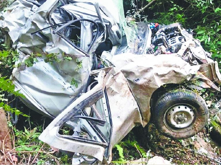 Car overturns the death of a child, three injured