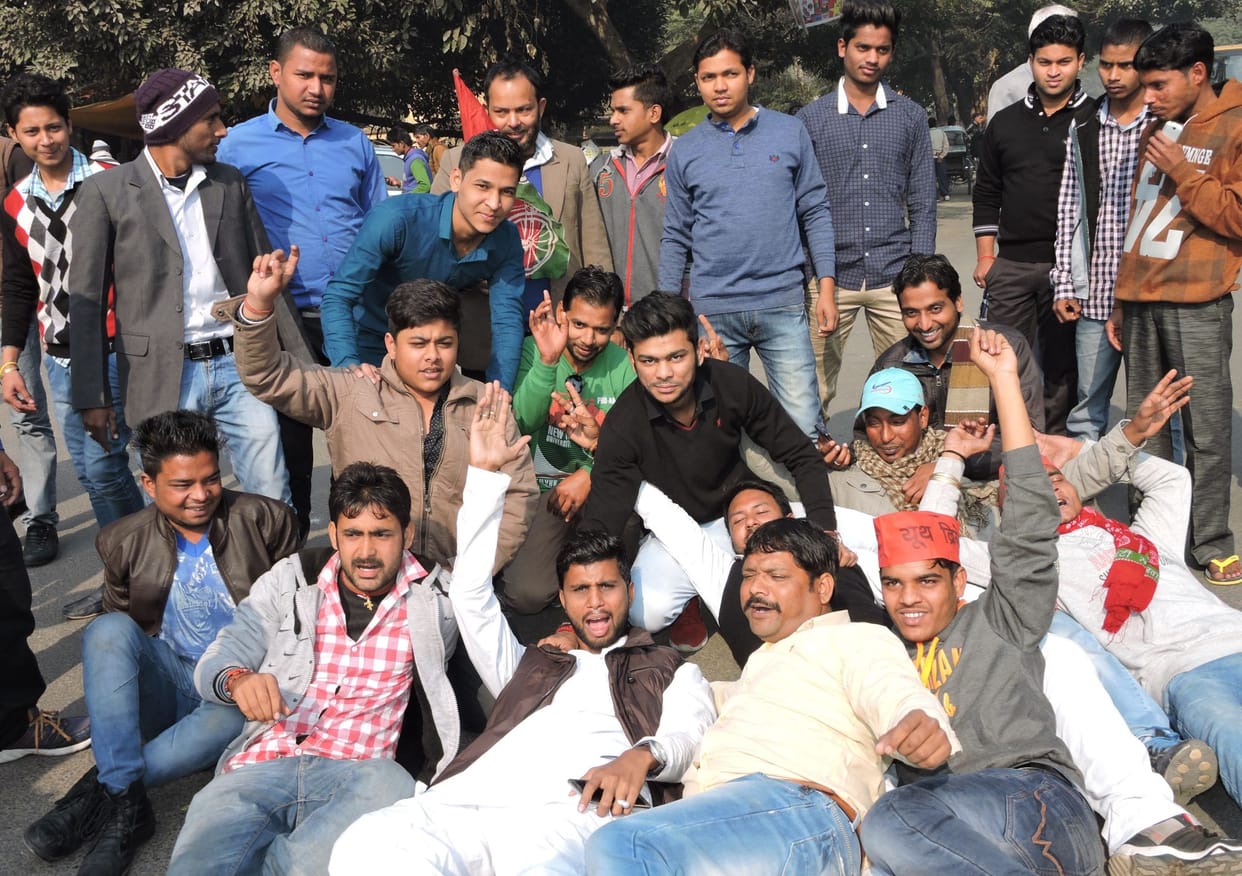 Spaiyon burnt effigies of the road blocked Shivpal